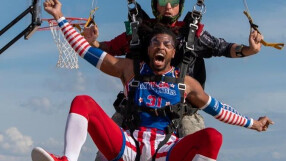 Баскетболист направи ефектна забивка след скок с парашут (ВИДЕО)