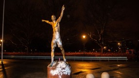 Опитаха се да отрежат краката на статуята на Златан Ибрахимович