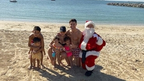 Коледата на звездите: пищна украса, големи елхи и еднакви пижами (СНИМКИ)