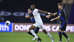 Футболист играе с маска, за да предпази семейството си от коронавируса (ВИДЕО)