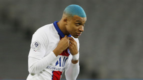 Защо Мбапе прилича на... гумичка за молив?