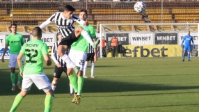 По една дузпа и една точка за 