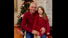 Весели празници от Стоичков и малката Миа (ВИДЕО)