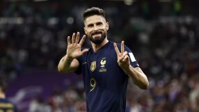 Рекордьорът Жиру получи специална фланелка (ВИДЕО)