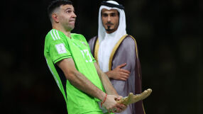 Емилиано Мартинес си татуира световната купа