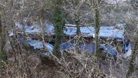 37 души загинаха, след като автобус падна в дере в Перу