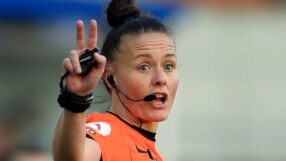 Даже кучето ѝ лаеше обиди по неин адрес: Жена ще свири Фулъм-Бърнли