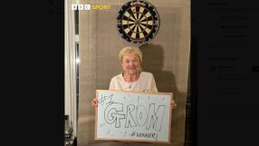 Хит по Коледа: Баба съсипа внуците на дартс (ВИДЕО)