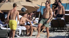 Със задна ножица: Златан бележи и по бански (ВИДЕО)