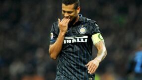 Преби родителите си, а сега е изгонен от собствената си къща (ВИДЕО)