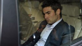 Уволниха голямо име на погребението на майка му