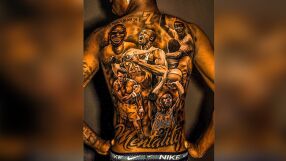 Четири легенди: Футболна звезда изрисува гърба си