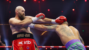 Усик надви Фюри и остава кралят в тежка категория (ВИДЕО+СНИМКИ)