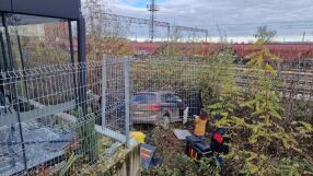 Кола влетя и разруши заведение на паркинга на хипермаркет във Враца (СНИМКИ)