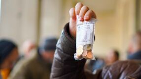 Граждани се редят на опашка пред БНБ за стартовите комплекти с български евромонети (СНИМКИ)