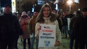 "Няма да позволим да ни излъжат": Нови протести в цялата страна