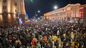 Бунтът срещу властта: Мирен протест, провокатори с маски, безредици, ранени, арести и погром (ОБЗОР)