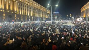 "Оставка. Днес сме тук, за да не сме утре в чужбина". Полицията неутрализира съмнителни хора (СНИМКИ, ВИДЕО)