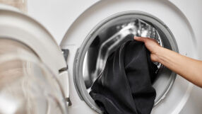 Как черното да остане черно – 5 трика, с които ще запазим цвета на дрехите