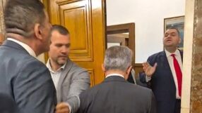 &quot;Защо лъжеш, че съм се навеждал&quot;: Ивайло Мирчев - ядосан, търси Делян Пеевски в кабинета му (ВИДЕО)