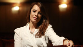 Един ден със Силвия Петкова - с бормашина на гости в дома й и с камера зад кулисите (ВИДЕО)