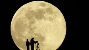 Последна суперлуна за 2025 г.: Студената Луна озарява нощта на 4 декември