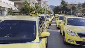 Гняв в Гърция: От 1 януари всяко ново такси трябва да е електромобил