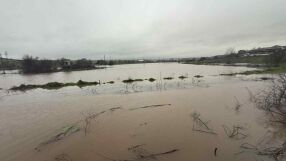 Скъсана е дигата на река Изворска, четиричленно семейство е евакуирано от къща (СНИМКИ, ВИДЕО)