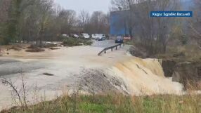 „Реката започна да носи контейнери, казани и стана нещо страшно“: Тревога в Бургаско (ОБЗОР)