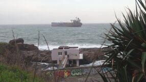 Два влекача са в готовност да изтеглят и да се види какво превозва