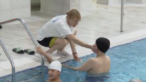 &quot;Смелите делфини&quot;: Kак един треньор и един отбор променят съдбата на деца с увреждания