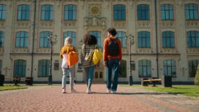 Кои бизнес училища в Eвpoпa ocигypявaт нaй-виcoĸи зaплaти cлeд диплoмиpaнe? 