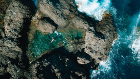 Мощна вълна повлече група къпещи се в морето, четирима са загинали 