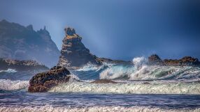 Мощна вълна повлече група къпещи се в морето, четирима са загинали 