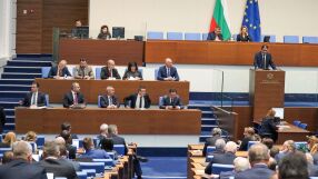 Часове преди старта на предизборната капания, депутатите с ударно приемане на закони