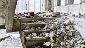 19 души загинаха под руините на две едновременно срутили се сгради 