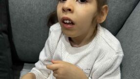 Заради лекарска грешка по време на раждането момиченце е с ДЦП и епилепсия, семейството моли за помощ