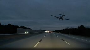 Самолет кацна върху кола, движеща се на магистрала във Флорида (ВИДЕО)