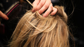 Eто как да се справим с наелектризирането на косата през зимния сезон (ВИДЕО)