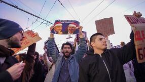 Студентско протестно шествие: Младежите се присъединяват към протеста в „Триъгълника на властта“