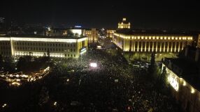 „Оставка да хвърлиш, няма къде да падне“: Многохилядни протести в страната и чужбина (ОБЗОР)