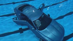 Кола с жена и 5-годишно дете вътре мина през стъклените прозорци и „паркира“ в басейн (ВИДЕО)