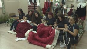 С песен на уста и ножица в ръка: Жени от Добрич сами шият носиите на детска фолклорна група