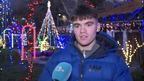 16-годишно момче създаде огромна светлинна, коледна инсталация на дома си (ВИДЕО)