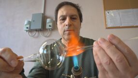 Коледна магия от стъкло: Бум на ръчно изработените играчки за елха в Пловдив