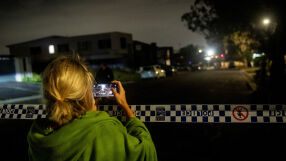 &quot;Той спаси безброй животи&quot;: Случаен минувач обезврежда един от стрелците на плажа в Австралия (ВИДЕО)