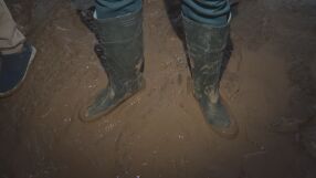 Улица в кв. „Витоша“ е потънала в кал: От общината заговориха за дупка в закона