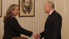 „Ние сега разговаряме с президента или с конкурента&quot;: Сачева сама представи ГЕРБ при Радев. Той: Мъжете се крият зад жени