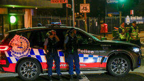 Обвиниха заподозрения за стрелбата на плажа Бонди в тероризъм и 15 убийства