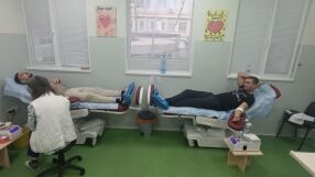 В навечерието на Рождество: Абитуриенти се включиха в акция по доброволно даряване на кръв 